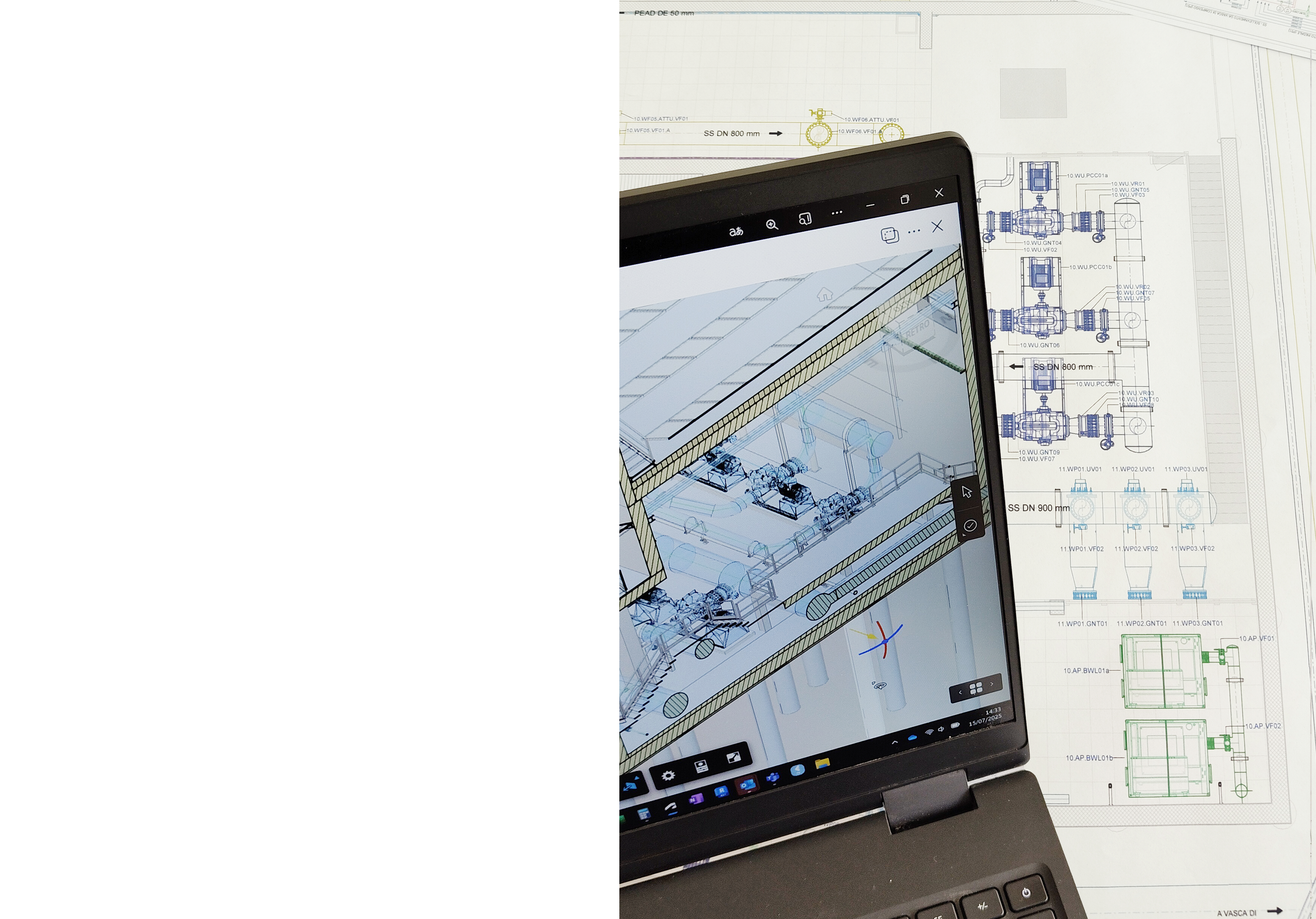 Due persone consultano planimetrie e disegni tecnici su un tavolo nero, accanto a un casco di sicurezza giallo e strumenti da cantiere, mentre discutono un progetto di ingegneria o architettura.