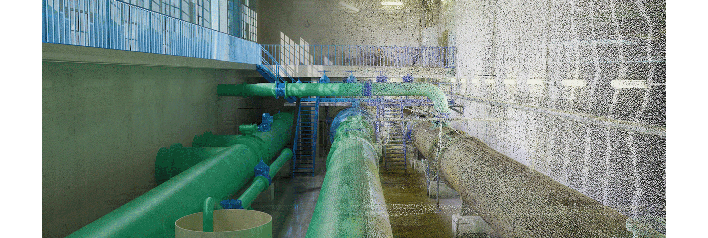 Vista interna di un impianto industriale con grandi tubazioni verdi, tecnici in abbigliamento di sicurezza e una passerella sopraelevata.