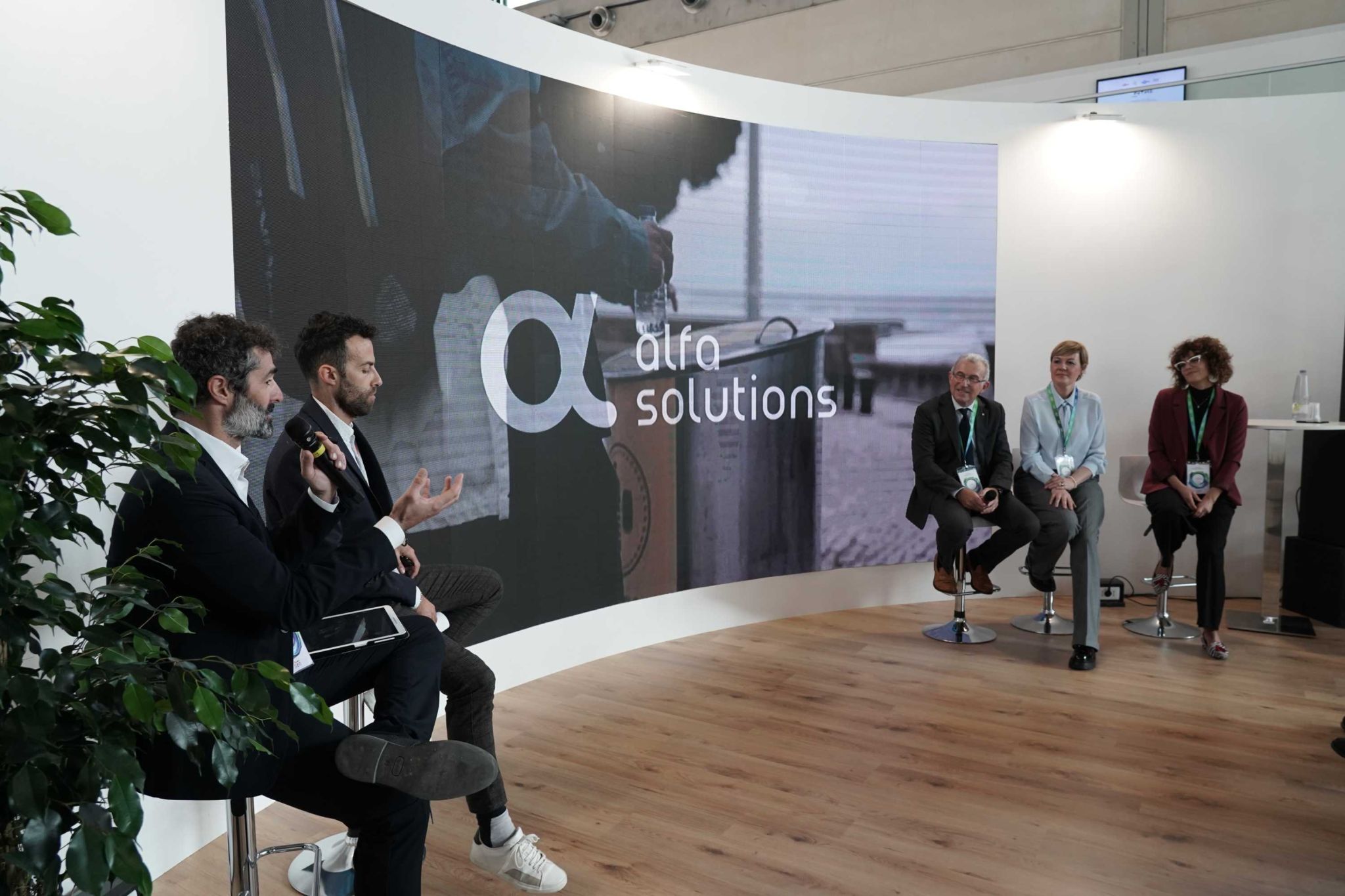 foto scattata durante l'evento Ecomondo 2024 a Fiera Rimini, platea che ascolta panel Alfa Solutions