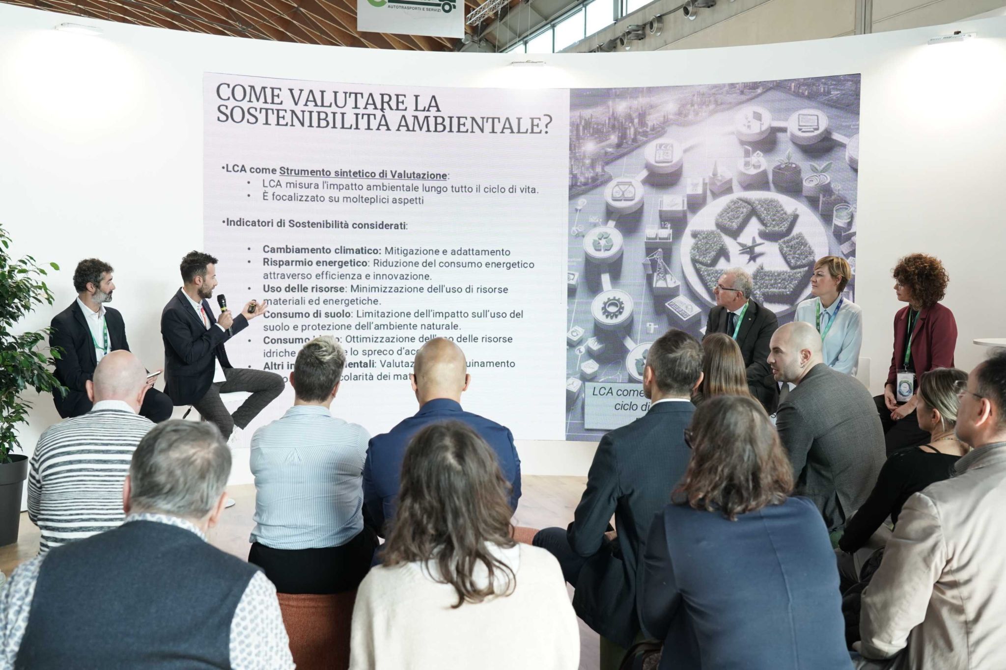 platea di spalle che segue l'intervento ad Ecomondo di Alfa Solutions